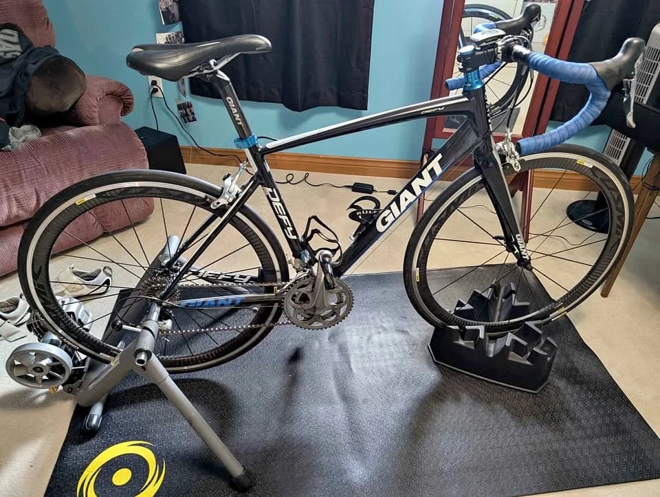 Giant Defy road bike w Mavic Cosmic Carbon wheels — photo 1