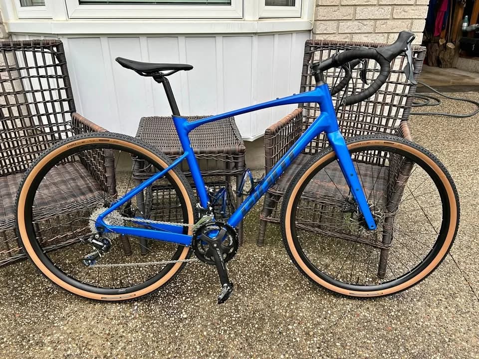 2022 Giant Revolt 2 - Great looking gravel bike for sale — photo 1