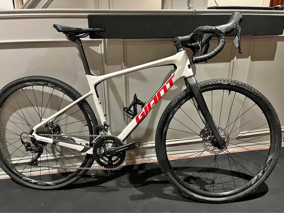 Giant Revolt Advanced 2 gravel bike — photo 1